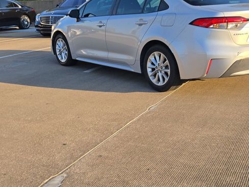 Used 2020 Toyota Corolla LE w/ LE Premium Package FWD image 5