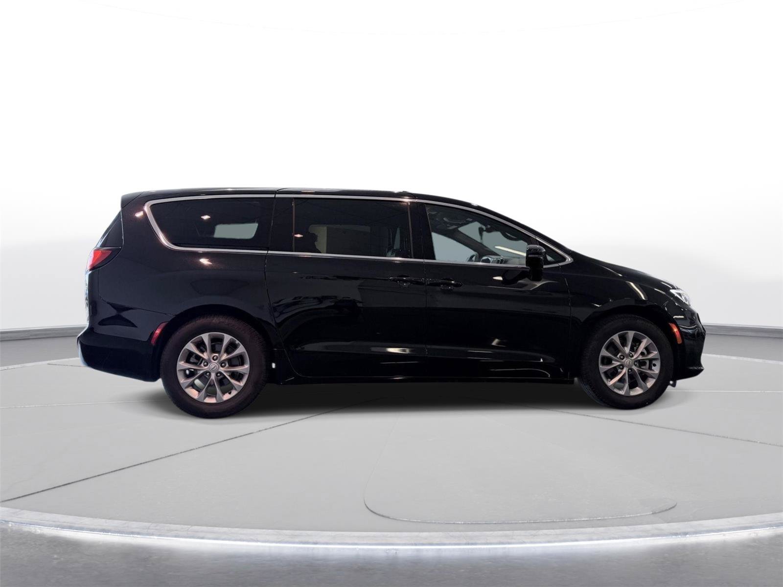 Used 2026 Chrysler Pacifica Limited FWD image 15
