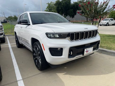 Used 2023 Jeep Grand Cherokee Overland RWD image 3