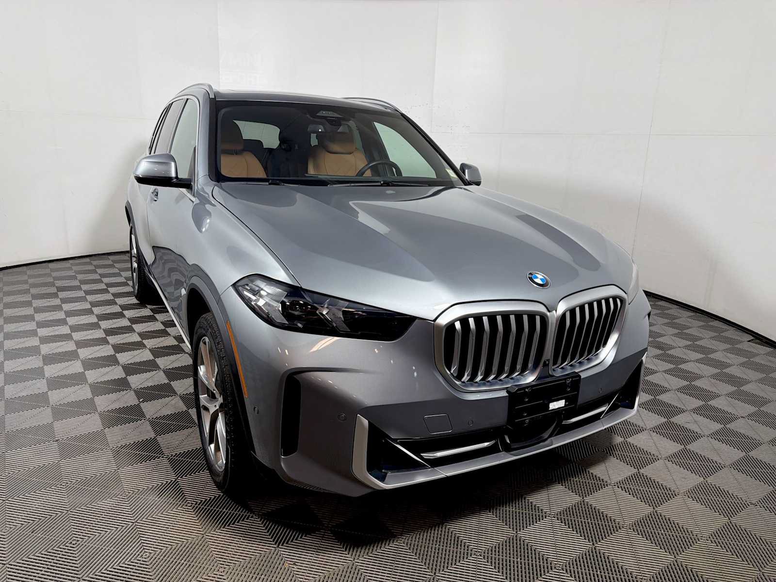 Used 2024 BMW X5 xDrive40i w/ Parking Assistance Package AWD/4WD image 2