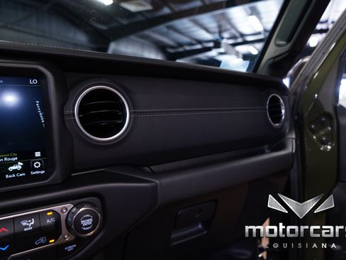 Used 2022 Jeep Wrangler Unlimited Sahara w/ LED Lighting Group AWD/4WD image 40
