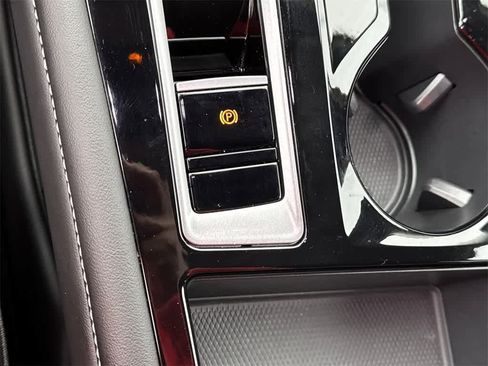 Used 2024 Volkswagen Atlas SE image 33