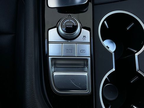 Used 2025 Genesis G70 2.5T image 23