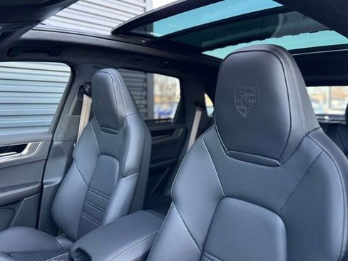 New 2025 Porsche Cayenne Turbo AWD/4WD image 31