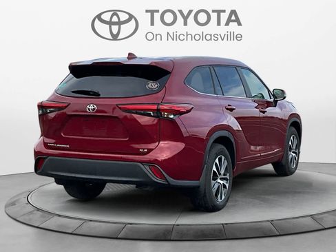 Used 2023 Toyota Highlander XLE image 6