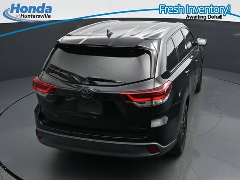Used 2019 Toyota Highlander SE w/ Nightshade Edition AWD/4WD image 30