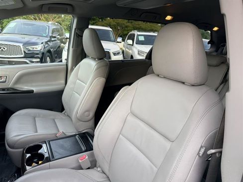 Used 2015 Toyota Sienna XLE Premium FWD image 33