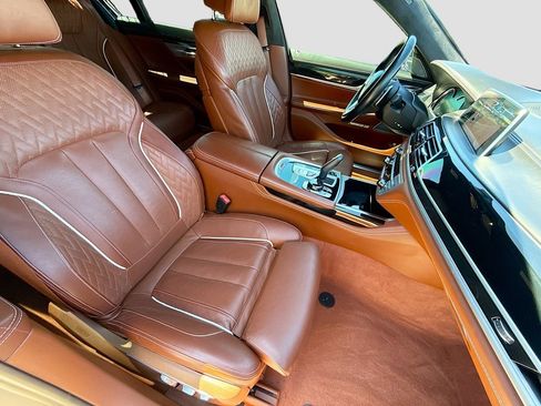Used 2018 BMW 750i image 15