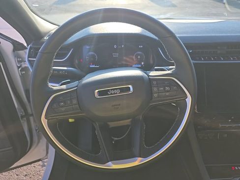 Used 2025 Jeep Grand Cherokee Altitude AWD/4WD image 9