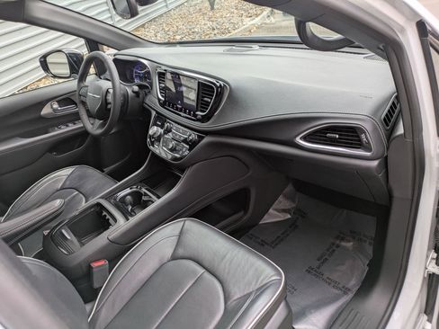 Used 2023 Chrysler Pacifica Limited w/ S Appearance Package image 34