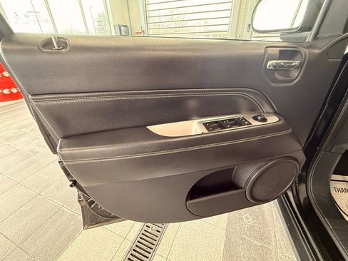 Used 2015 Jeep Compass Latitude image 29