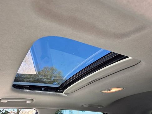 Used 2025 Hyundai Venue SEL image 12