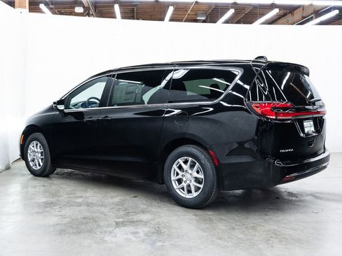 New 2026 Chrysler Pacifica Select image 4