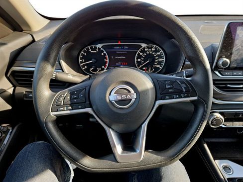 Used 2023 Nissan Altima 2.5 SV image 14