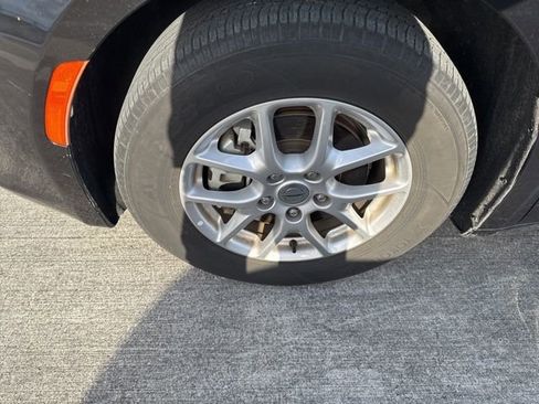 Used 2023 Chrysler Voyager LX image 19