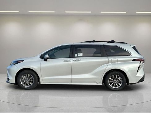 New 2026 Toyota Sienna XLE image 8