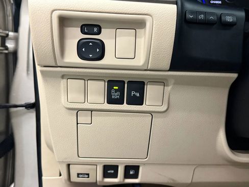 Used 2013 Lexus ES 300h image 24