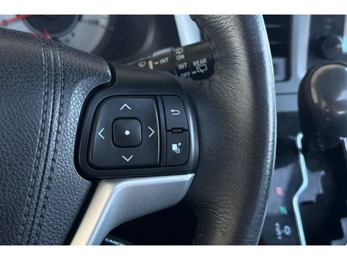 Used 2017 Toyota Sienna SE w/ SE Preferred Package FWD image 28