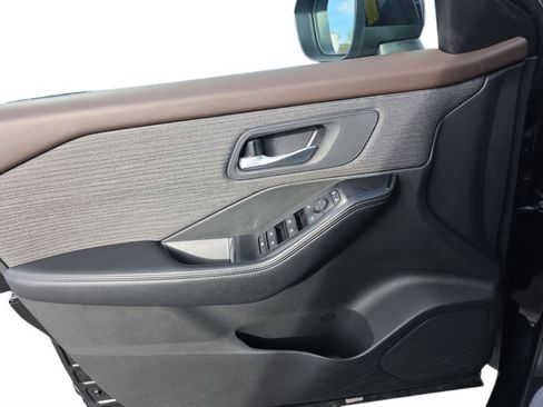 Used 2023 Nissan Rogue SV image 17