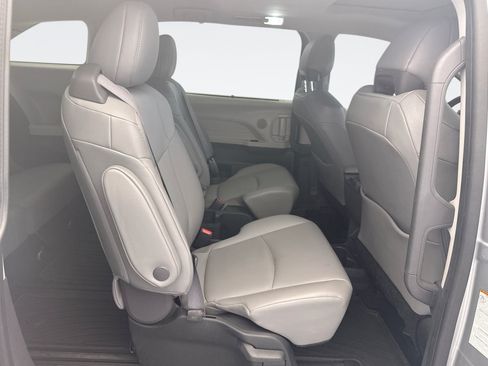 Used 2022 Toyota Sienna XLE w/ XLE Plus Package FWD image 20