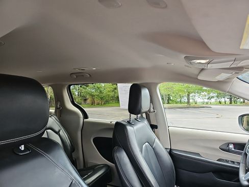 Used 2023 Chrysler Pacifica Touring-L FWD image 14