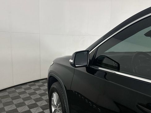 Used 2022 Chevrolet Traverse LT image 16