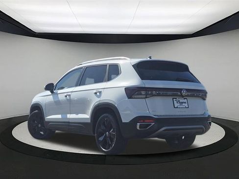 New 2025 Volkswagen Taos SE image 5