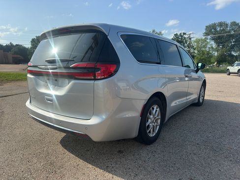 Used 2024 Chrysler Pacifica Touring-L FWD image 7