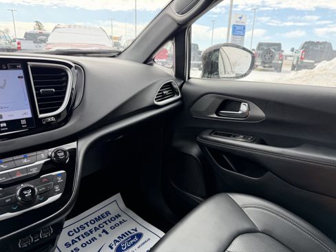 Used 2025 Chrysler Pacifica Select image 11