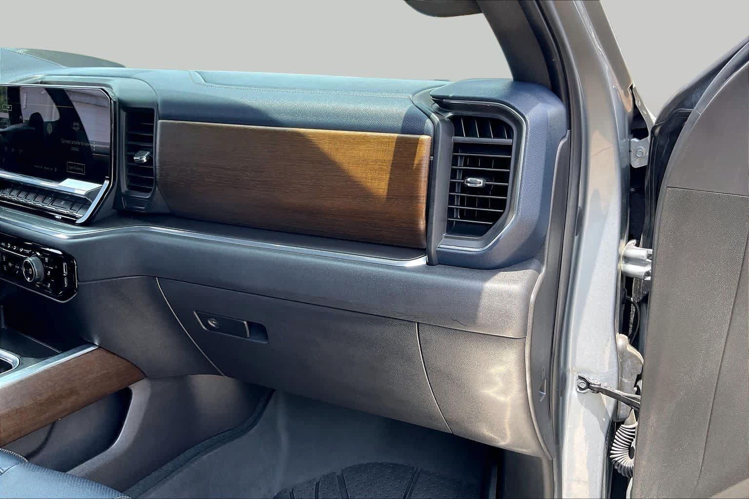 Used 2023 Chevrolet Silverado 1500 High Country w/ High Country Premium Package AWD/4WD image 31