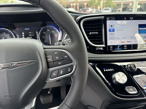 New 2026 Chrysler Pacifica Select image 15