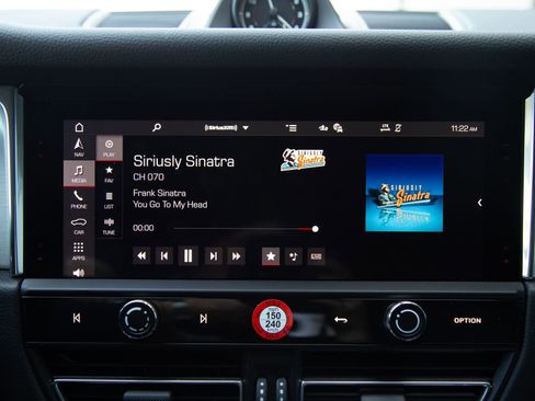 Certified 2025 Porsche Macan AWD/4WD image 8
