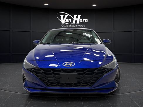 Used 2023 Hyundai Elantra SEL w/ Preferred Accessory Package FWD image 2