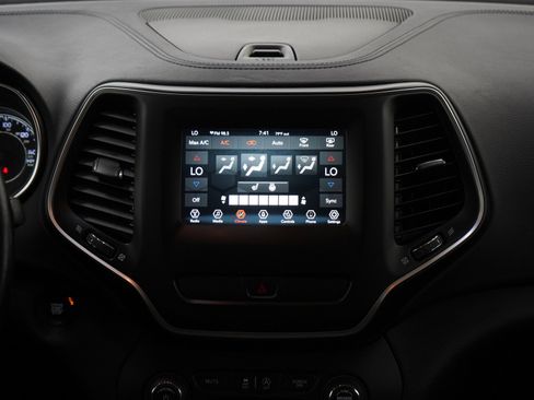 Used 2019 Jeep Cherokee Latitude Plus w/ Comfort/Convenience Group AWD/4WD image 14