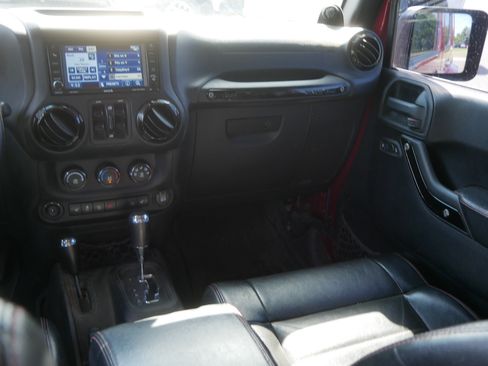 Used 2012 Jeep Wrangler Unlimited Sahara AWD/4WD image 11