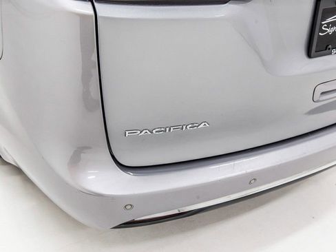 Used 2020 Chrysler Pacifica Touring-L image 5