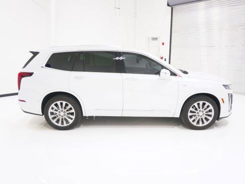 Used 2025 Cadillac XT6 Premium Luxury w/ Technology Package FWD image 4