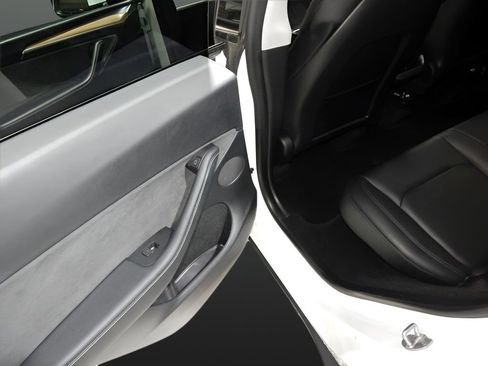 Used 2023 Tesla Model Y Long Range AWD/4WD image 28