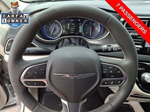 Used 2024 Chrysler Pacifica Touring-L FWD image 18