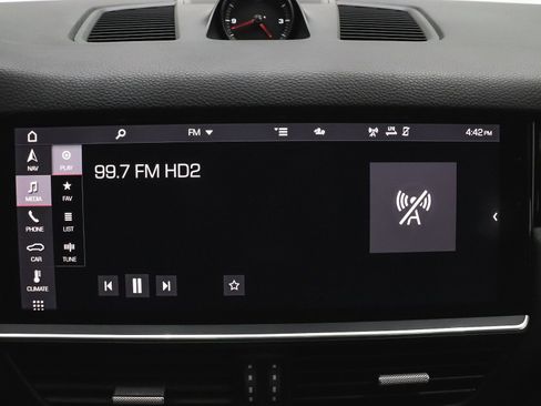 Used 2021 Porsche Cayenne w/ Premium Package image 38