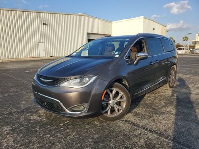 Used 2018 Chrysler Pacifica Limited w/ Tire & Wheel Group