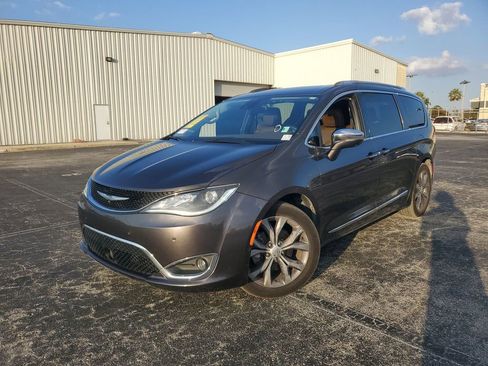 Used 2018 Chrysler Pacifica Limited w/ Tire & Wheel Group image 1