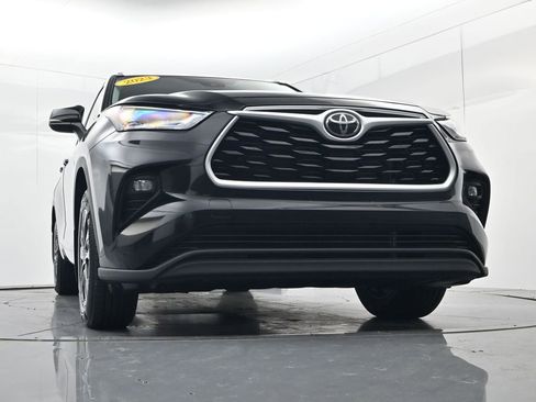 Used 2023 Toyota Highlander XLE AWD/4WD image 39