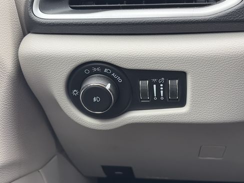 Used 2022 Chrysler Pacifica Touring-L FWD image 27