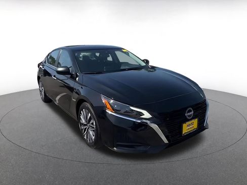 Used 2025 Nissan Altima 2.5 SV image 3