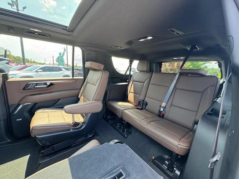 Used 2025 Chevrolet Suburban High Country AWD/4WD image 13