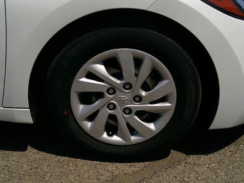 Used 2018 Hyundai Elantra SE w/ SE Connectivity Package 04 FWD image 9