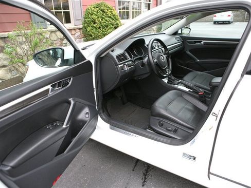 Used 2017 Volkswagen Passat 1.8T SE FWD image 8