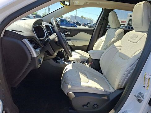 Used 2017 Jeep Cherokee Overland w/ Technology Group AWD/4WD image 14