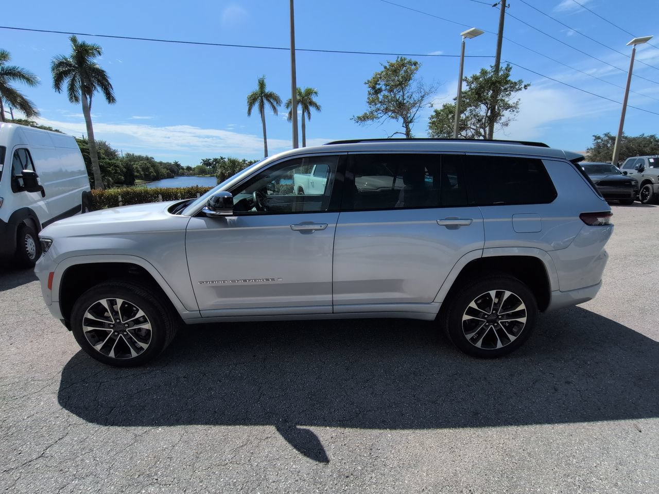 Used 2022 Jeep Grand Cherokee L Overland w/ Luxury Tech Group IV AWD/4WD image 8
